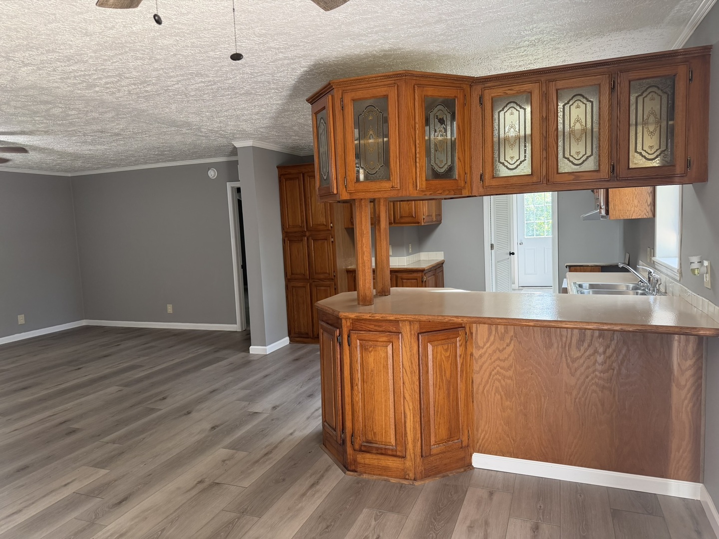 527 W 6th Street Property Photo 7