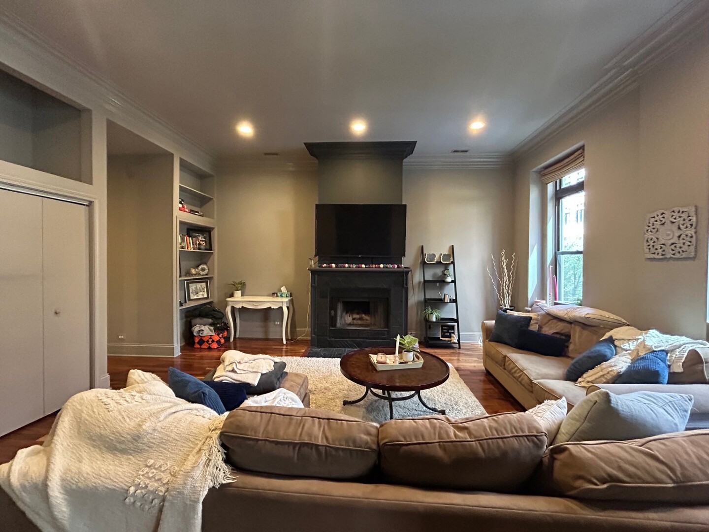 15 E Pearson Street 3 Property Photo 3