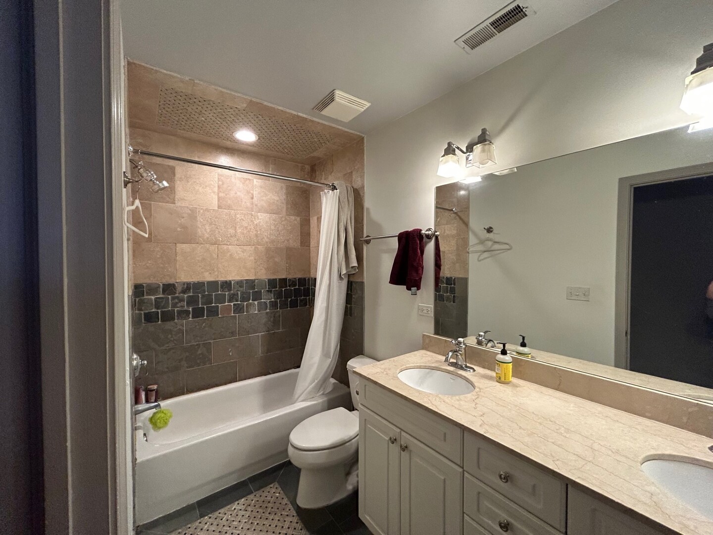 15 E Pearson Street 3 Property Photo 12