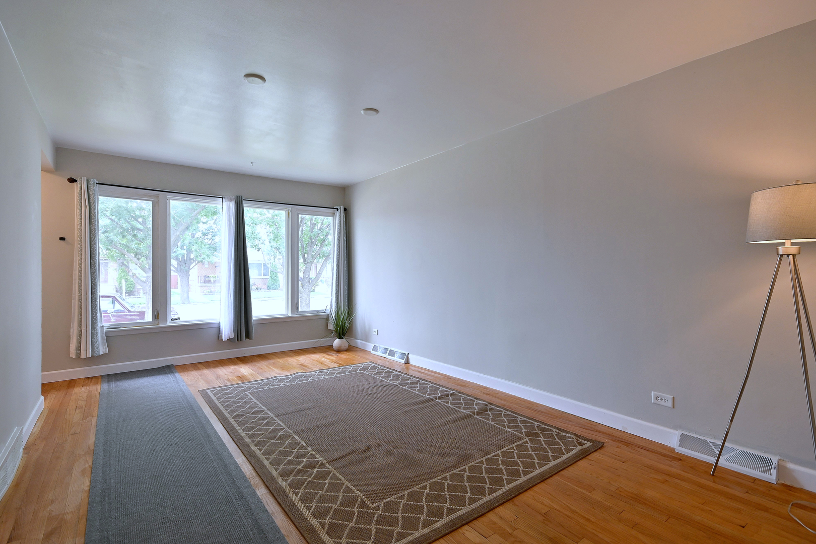 11121 S Ewing Avenue Property Photo 2