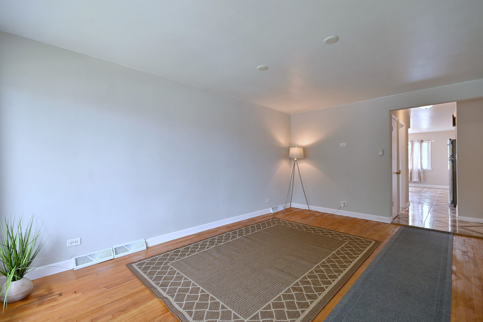 11121 S Ewing Avenue Property Photo 3