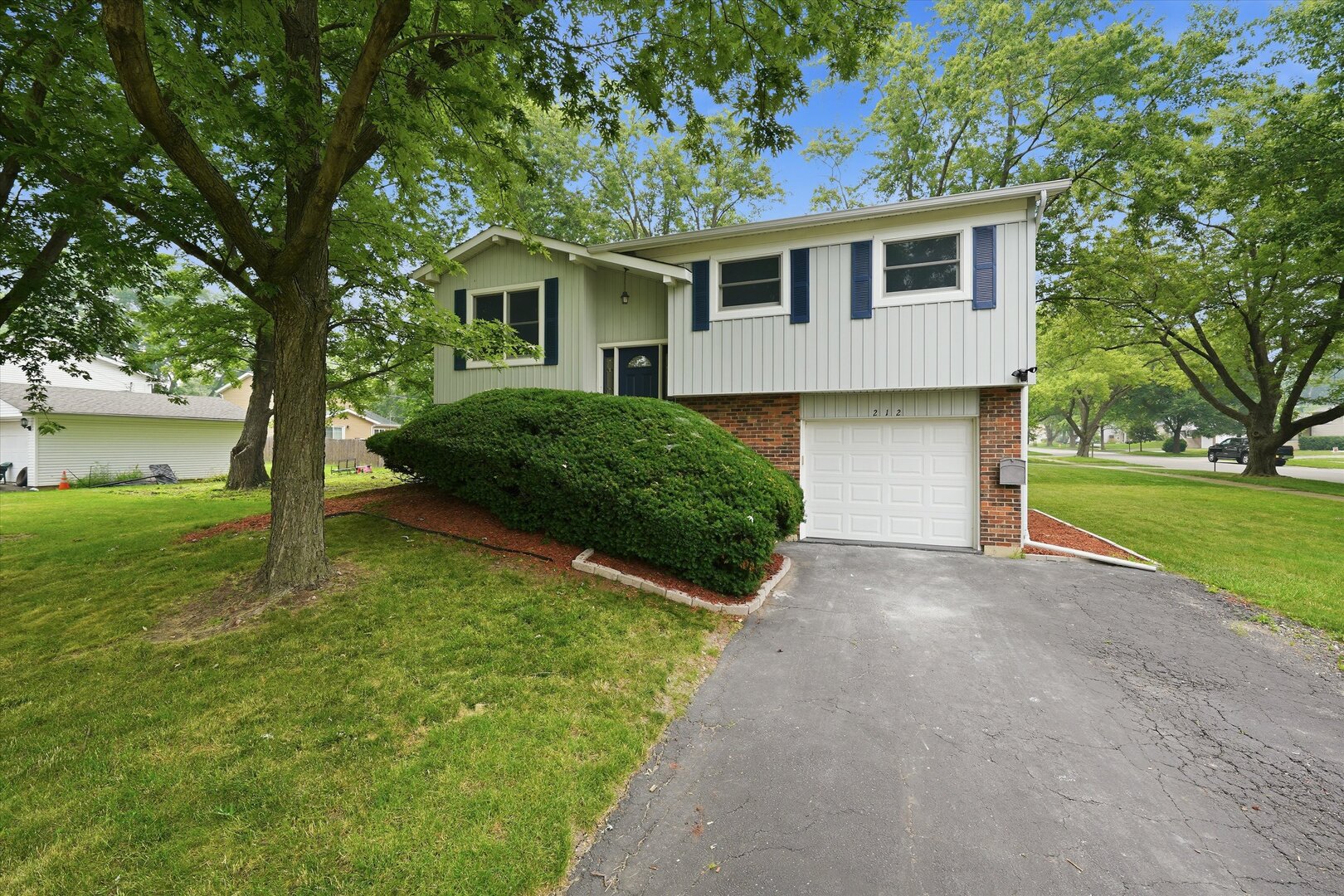 212 Kenilworth Drive Property Photo 1