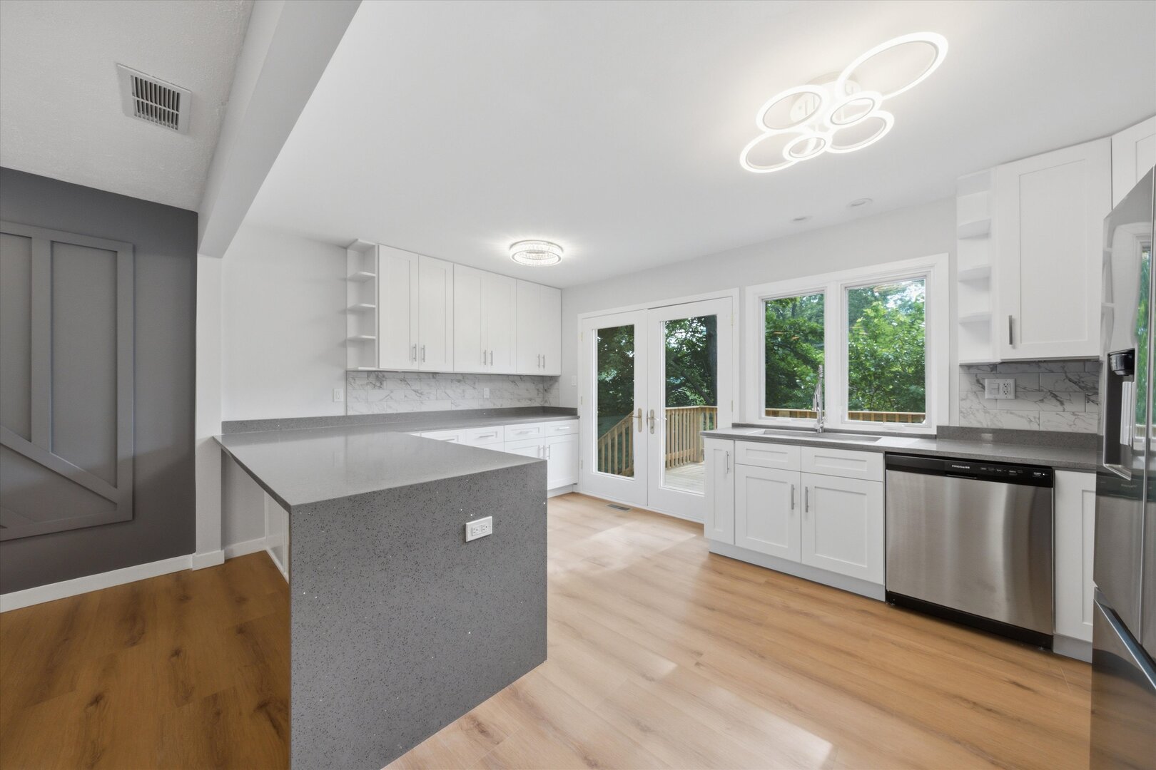 212 Kenilworth Drive Property Photo 10