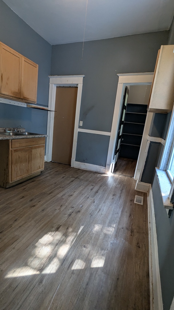 5760 S Wells Street Property Photo 6