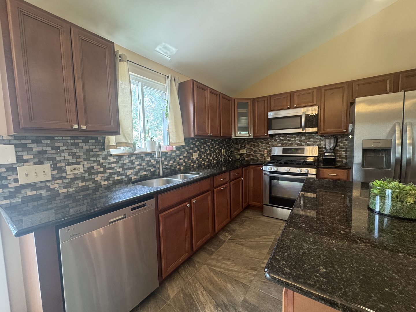 2833 Apple Avenue Property Photo 8