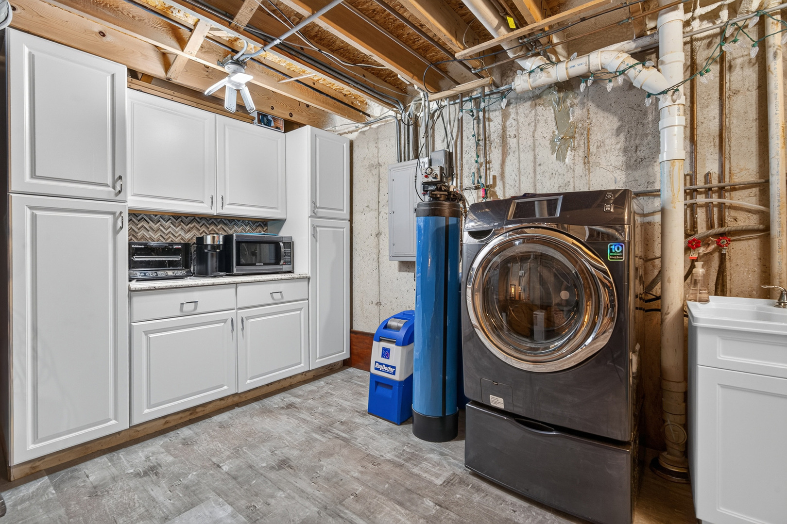 1000 Louis Avenue Property Photo 25