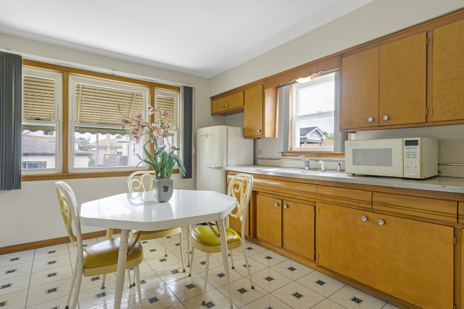 2146 N Mcvicker Avenue Property Photo 4