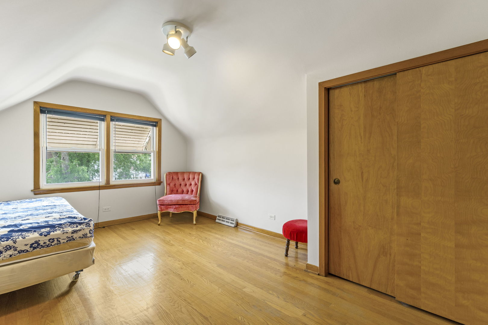2146 N Mcvicker Avenue Property Photo 11