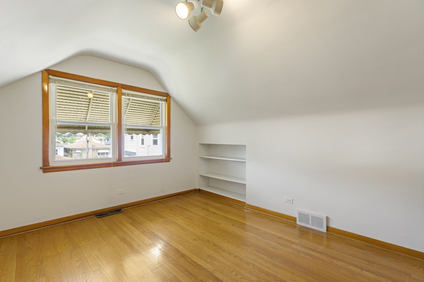 2146 N Mcvicker Avenue Property Photo 12