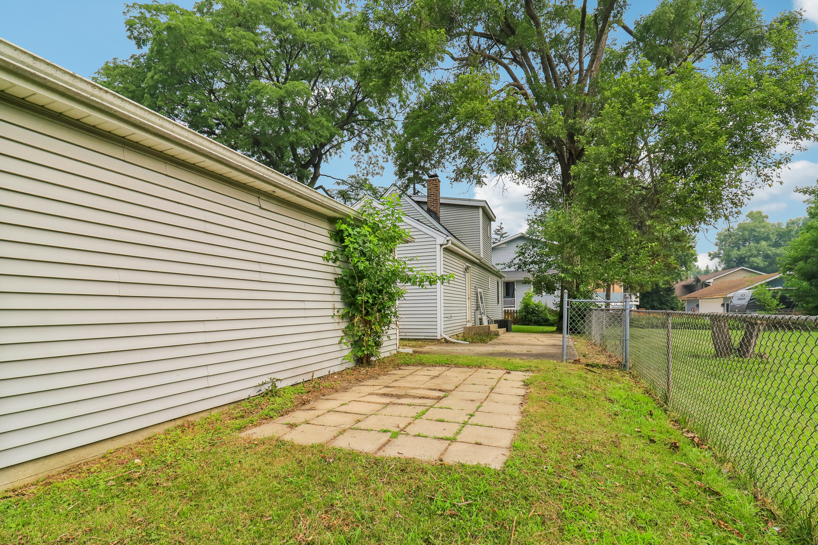 4811 Roslyn Road Property Photo 23