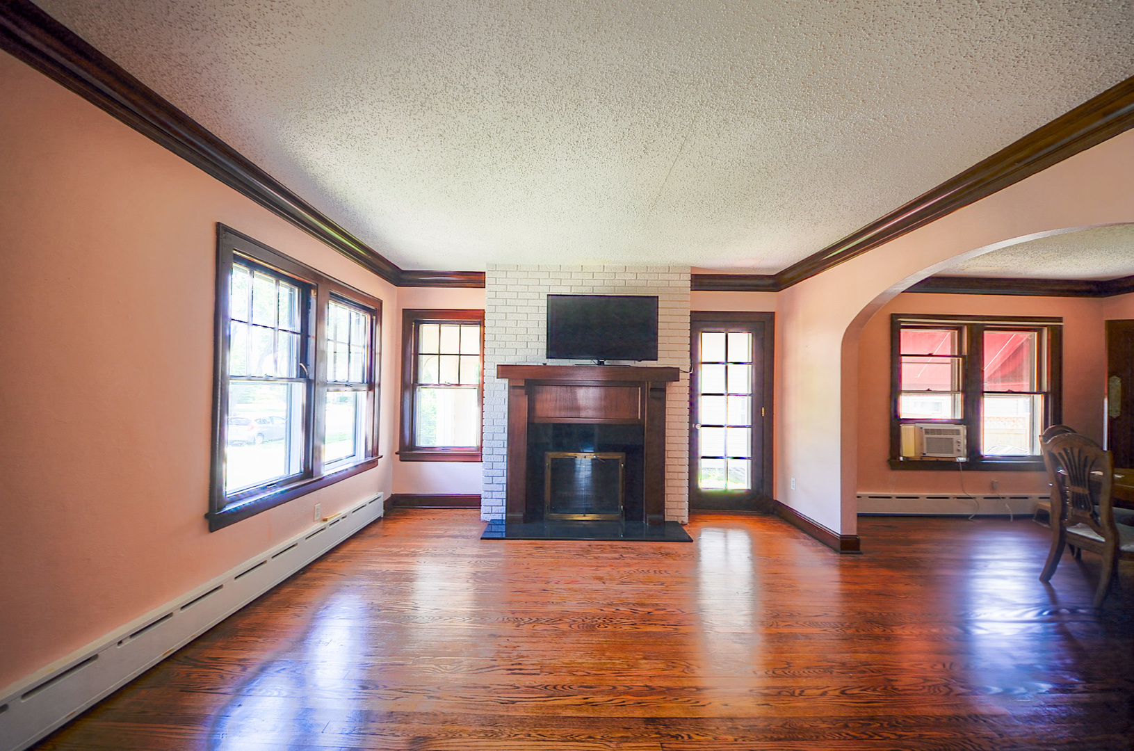 221 W Courtland Street Property Photo 4
