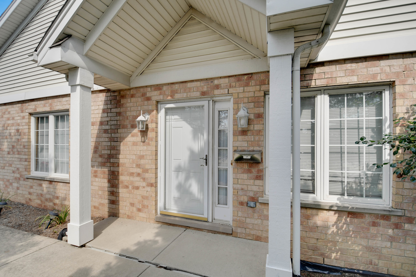 5553 Foxwoods Drive Property Photo 2