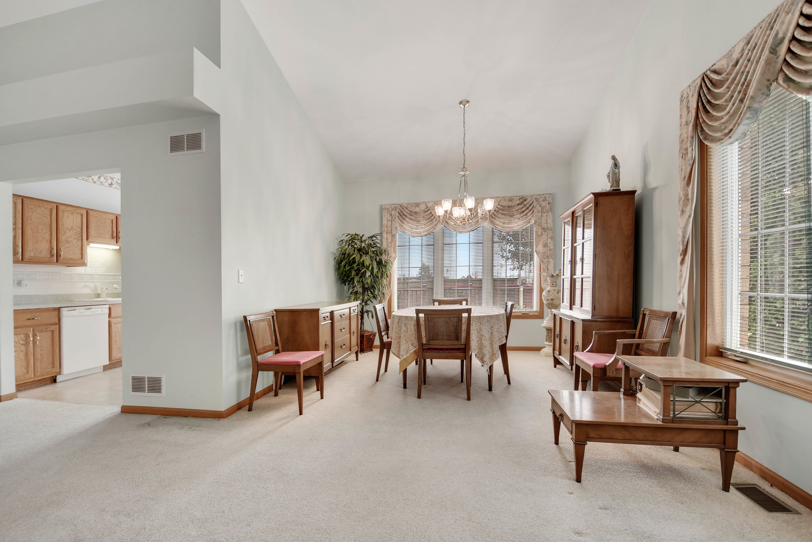 5553 Foxwoods Drive Property Photo 6