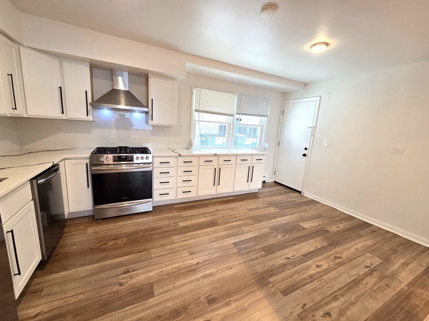 6921 N Ashland Boulevard 1b Property Photo 4
