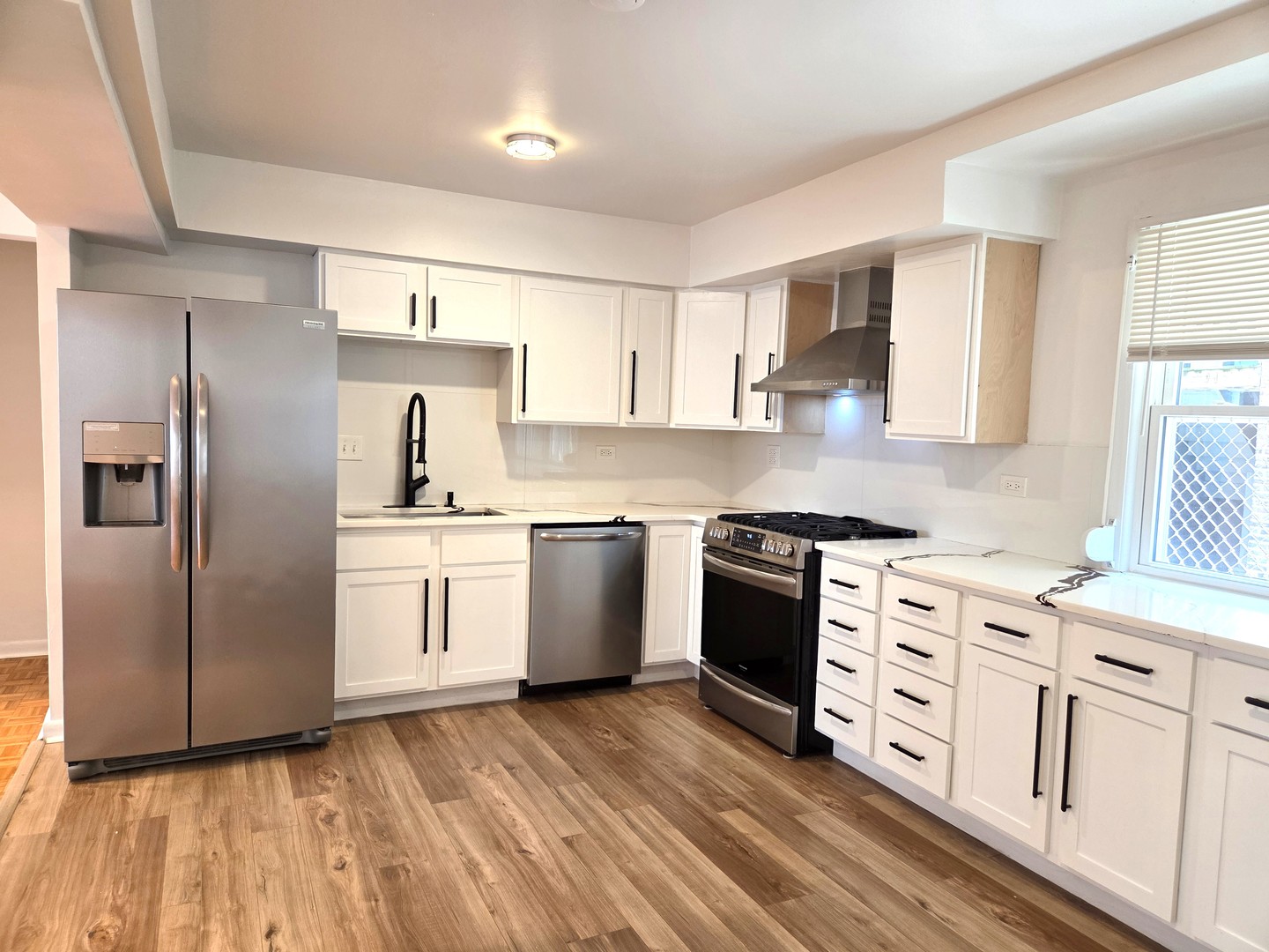 6921 N Ashland Boulevard 1b Property Photo 6