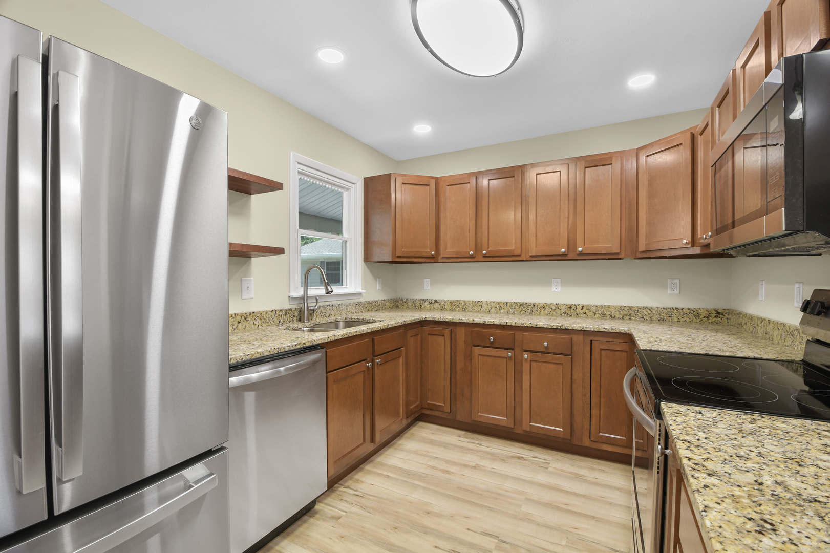 2205 Glenoak Drive Property Photo 3