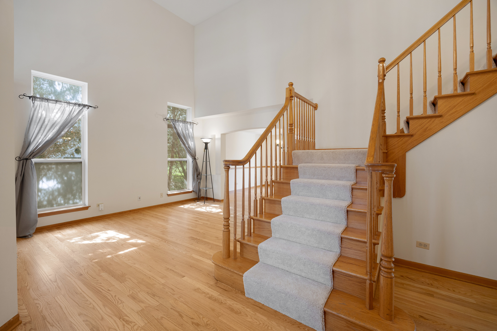 2519 Crestview Drive Property Photo 2