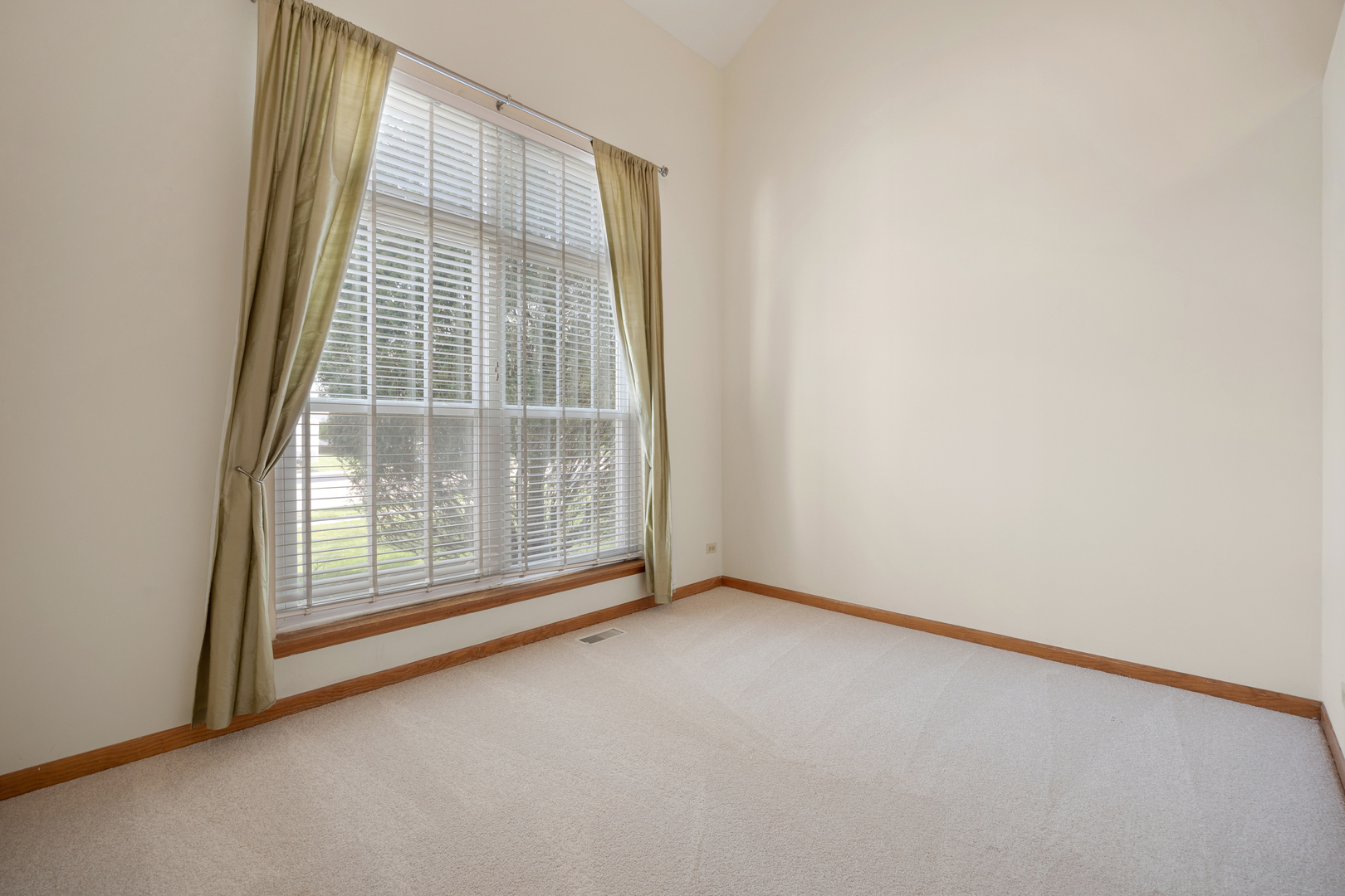 2519 Crestview Drive Property Photo 4
