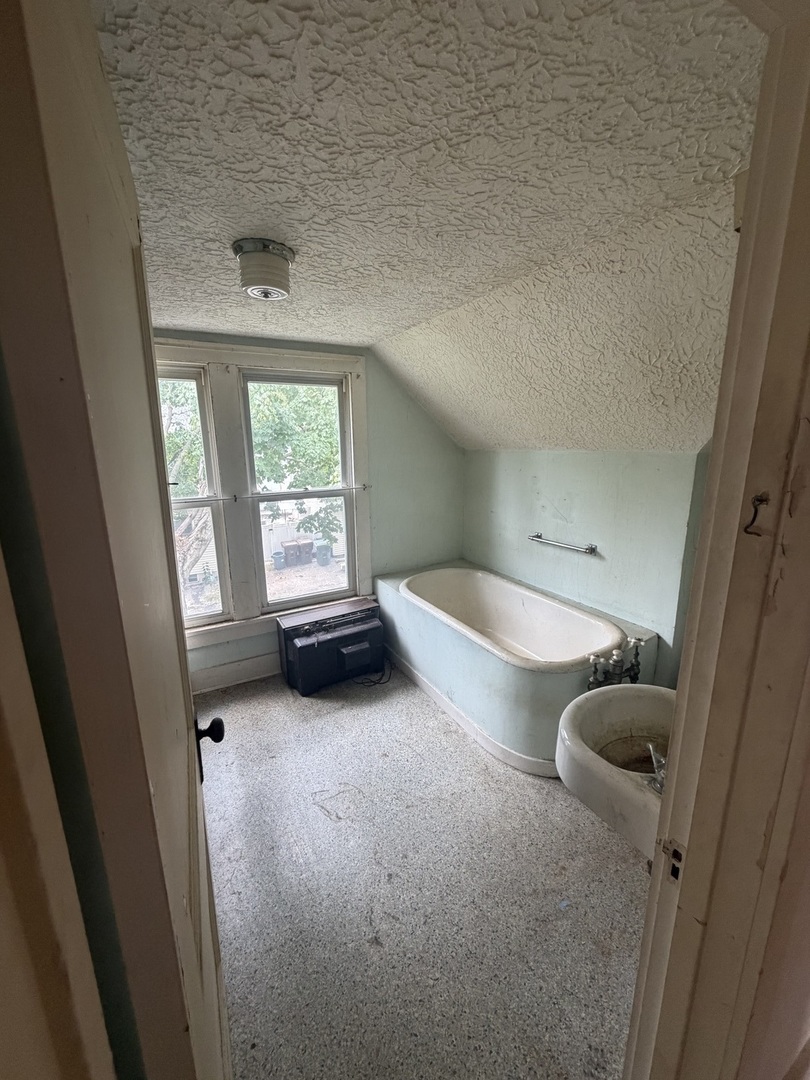 105 N Center Street Property Photo 10