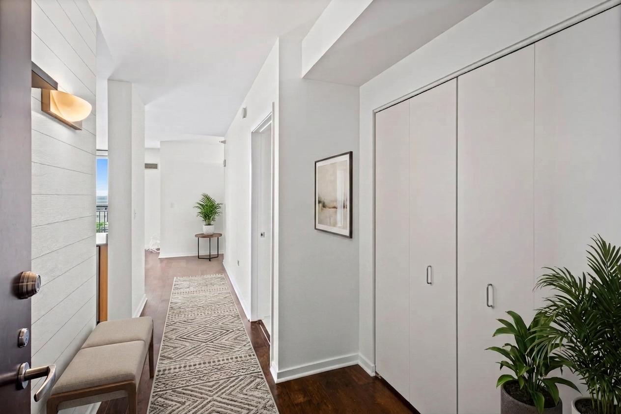 807 Davis Street 1211 Property Photo 2
