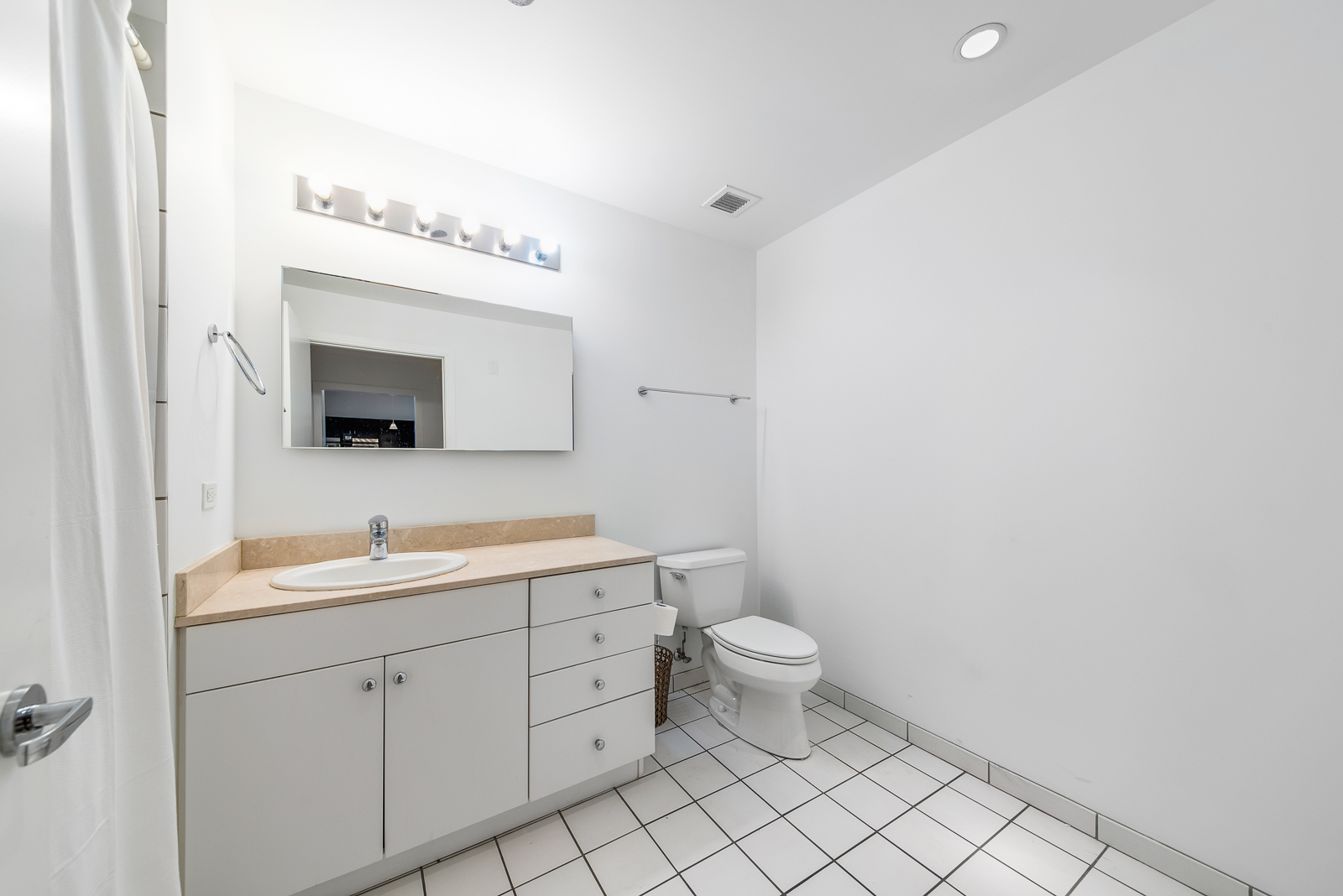8 E Randolph Street 2107 Property Photo 6