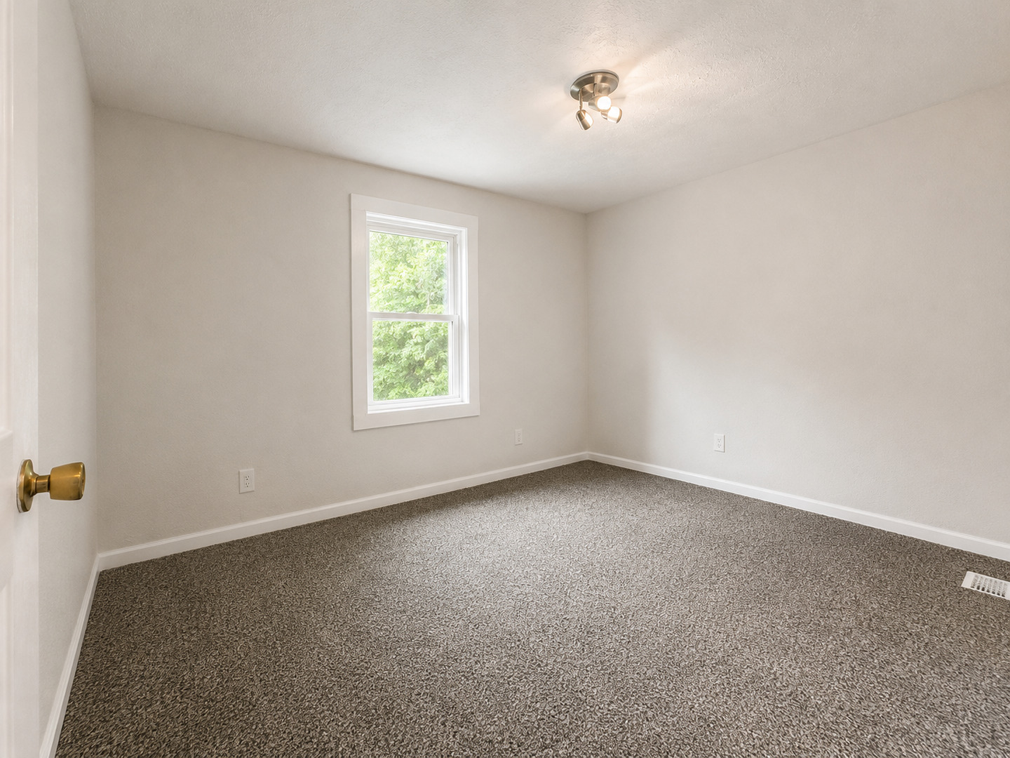 2707 Hampden Court Property Photo 18
