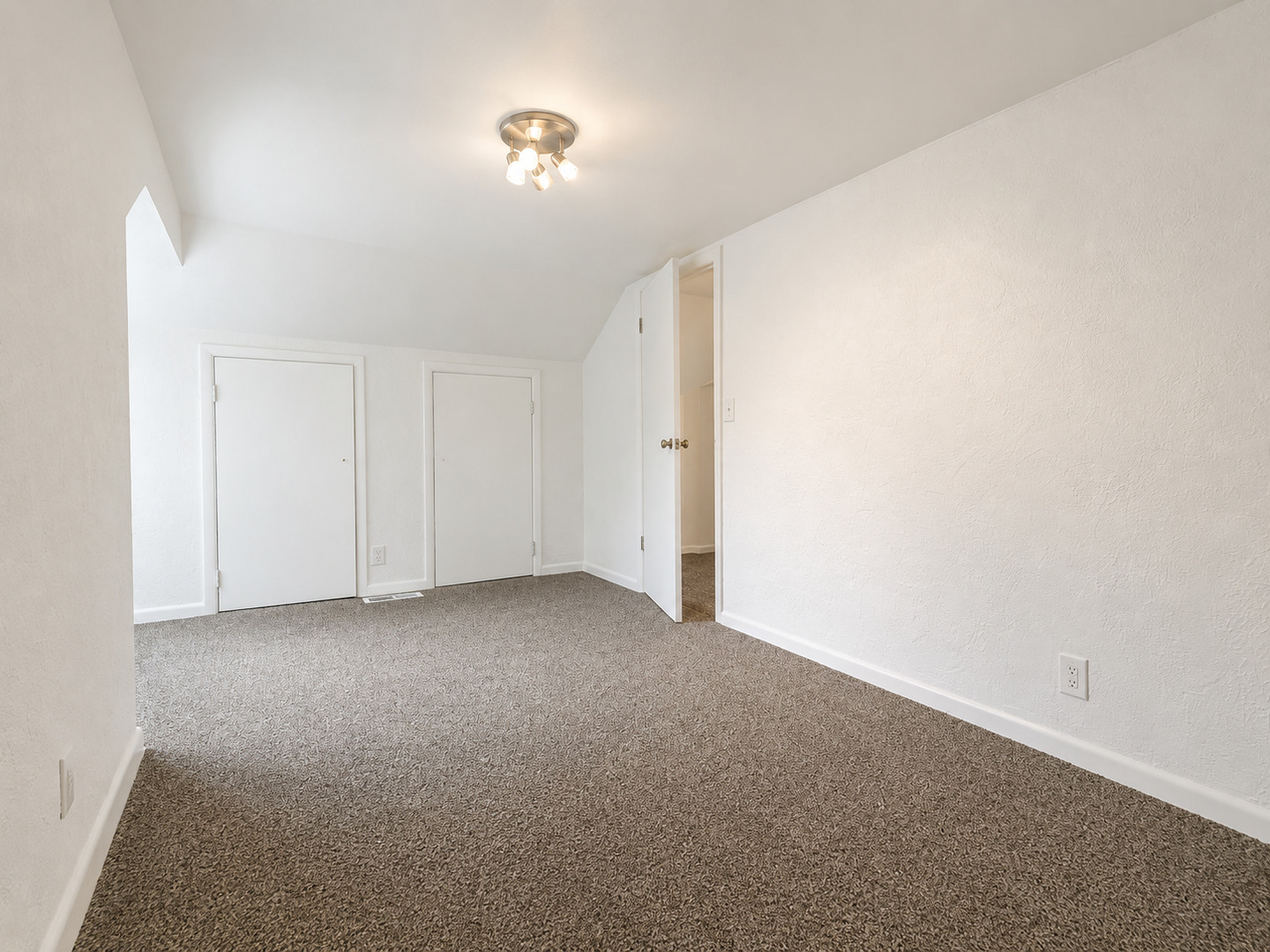 2707 Hampden Court Property Photo 23