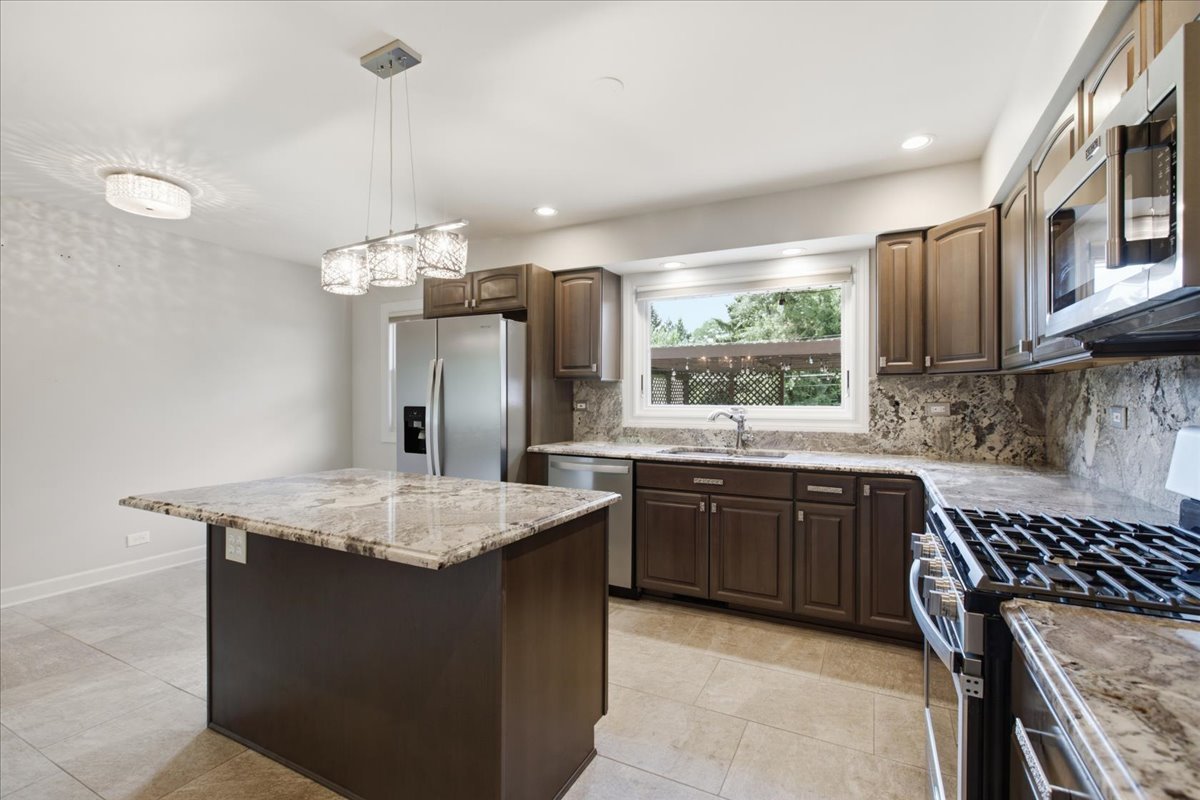 6 Meadowood Drive Property Photo 2
