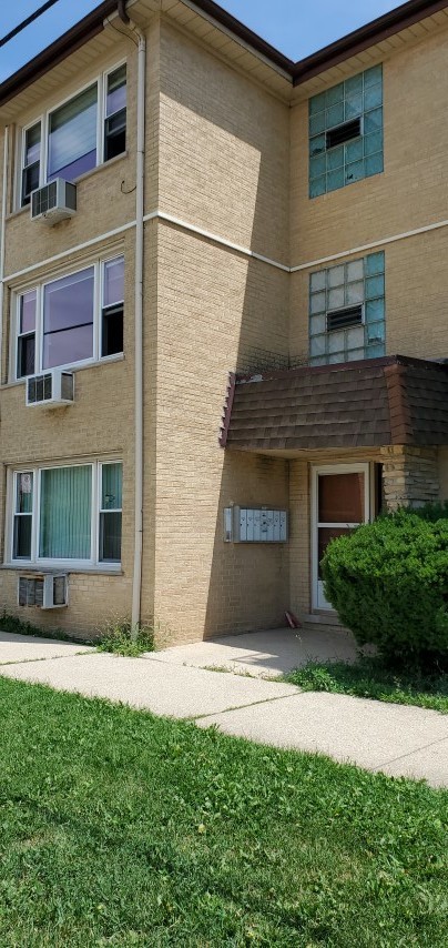 8758 W Berwyn Avenue 1-nw Property Photo 1