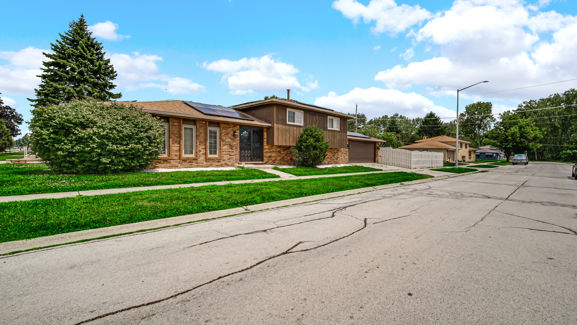 621 Escanaba Avenue Property Photo 3