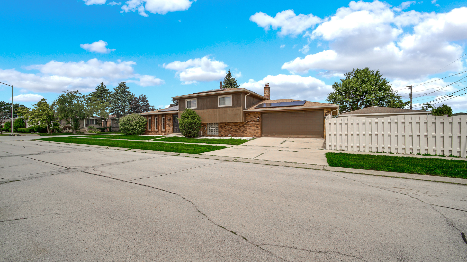 621 Escanaba Avenue Property Photo 4