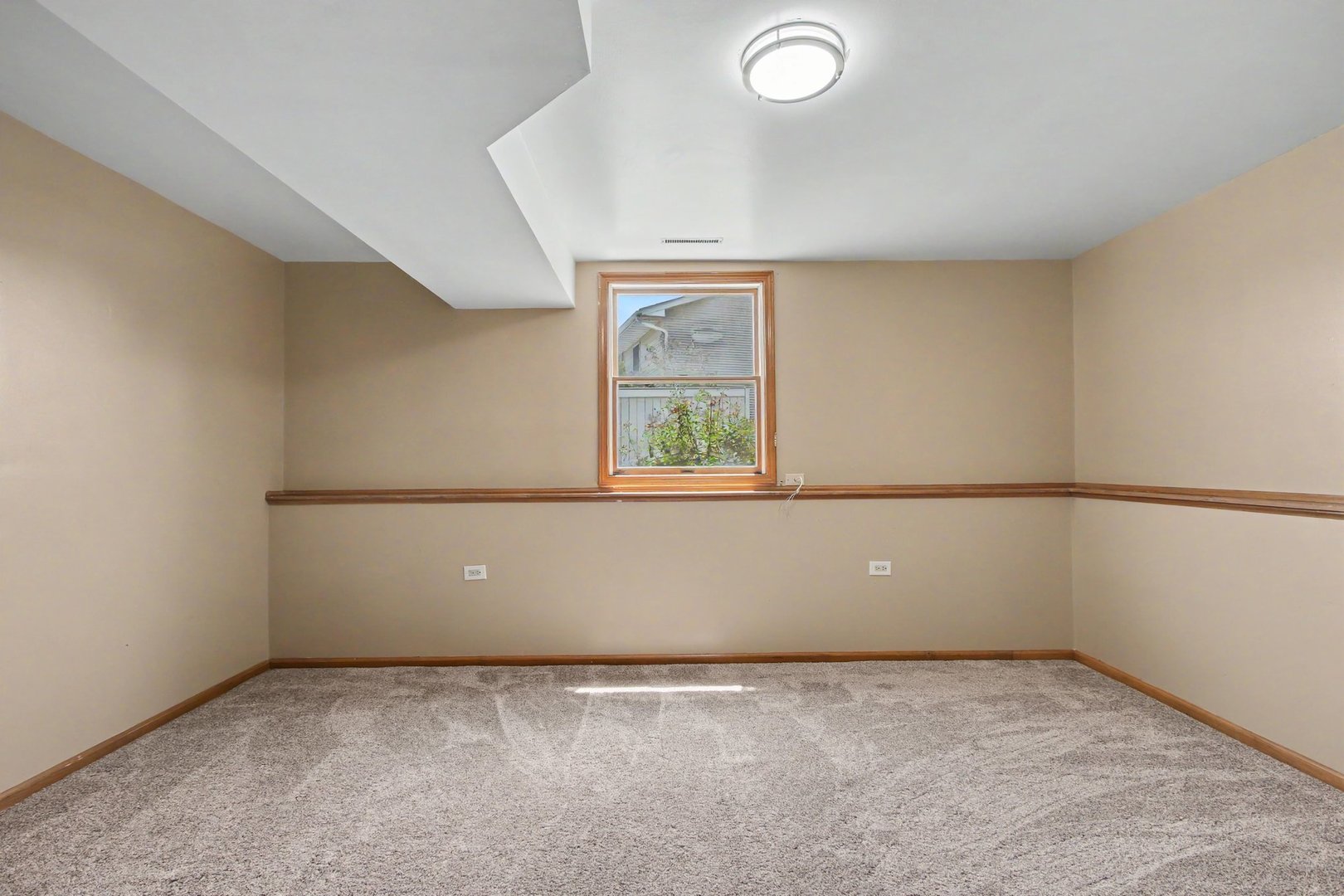 9915 Monroe Street Property Photo 10