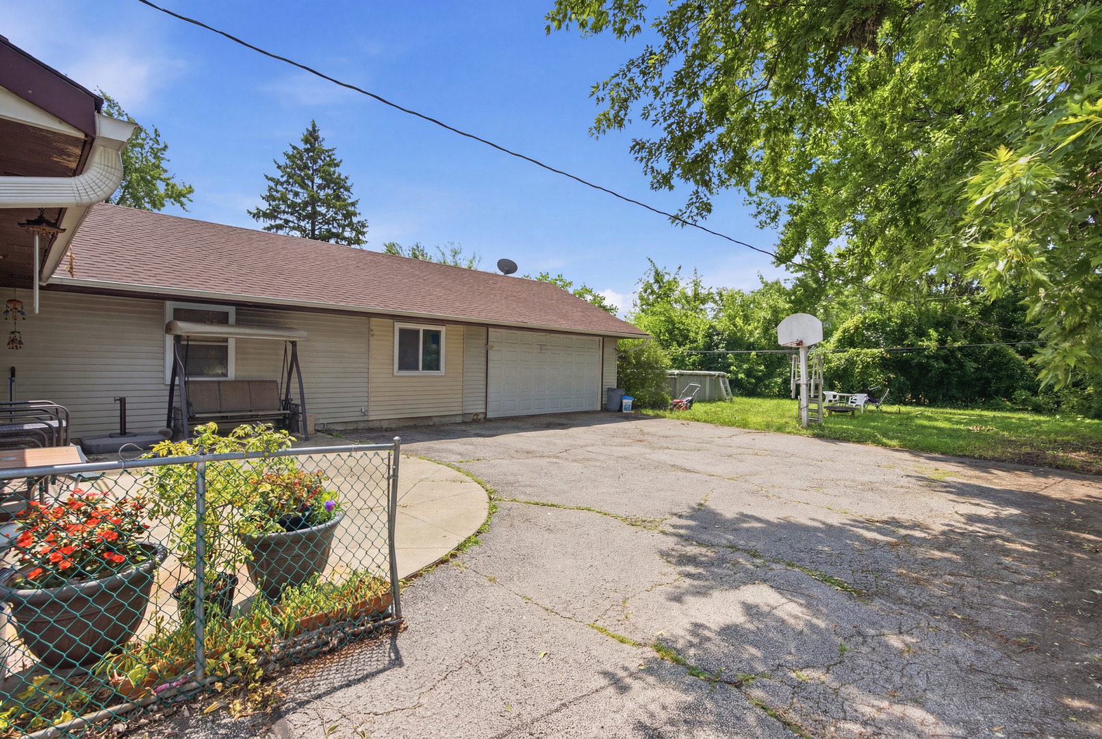729 Surrey Drive Property Photo 28