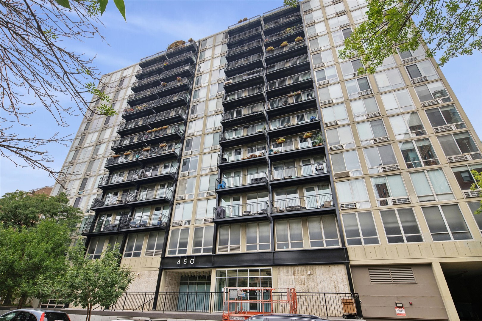 450 W Briar Place 8n Property Photo 1