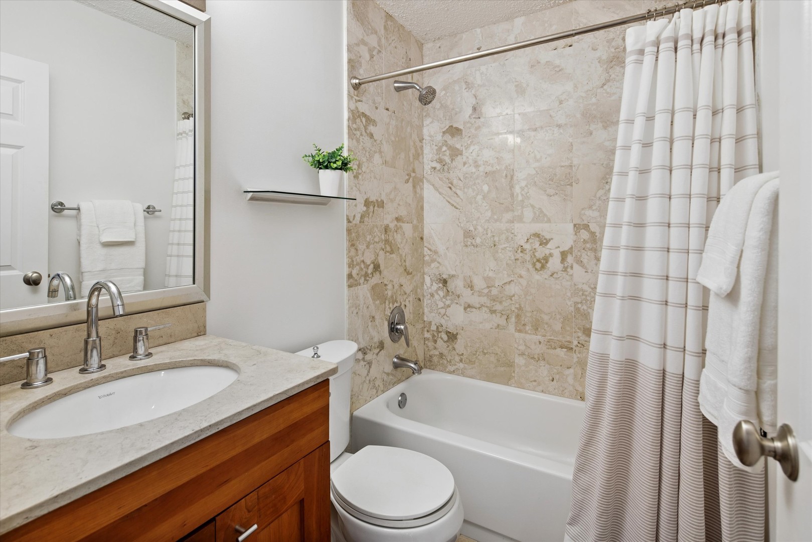 450 W Briar Place 8n Property Photo 12