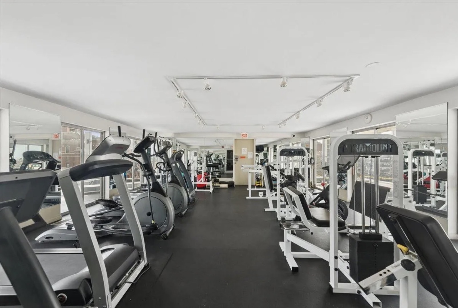 450 W Briar Place 8n Property Photo 15