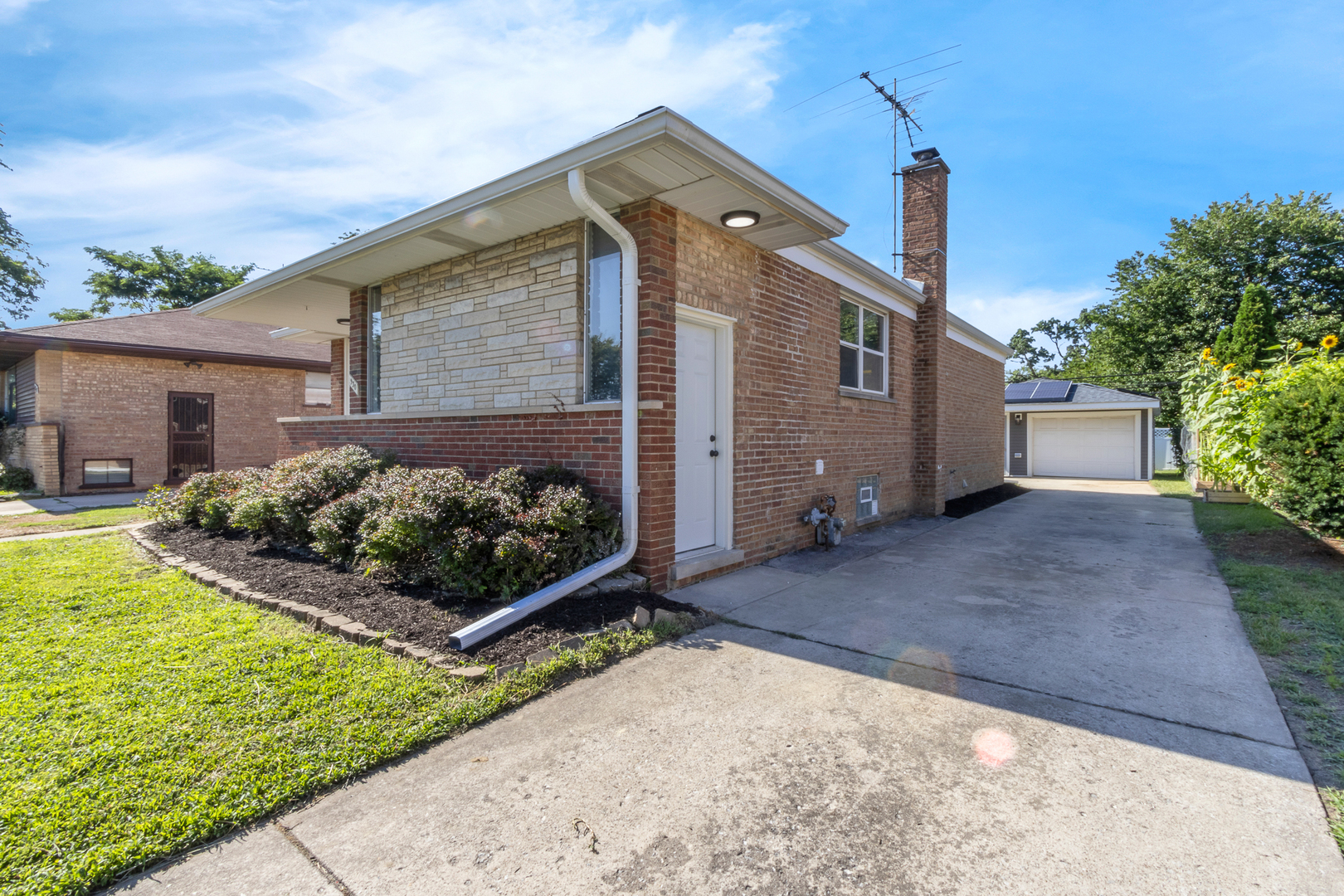 930 E 161st Place Property Photo 3