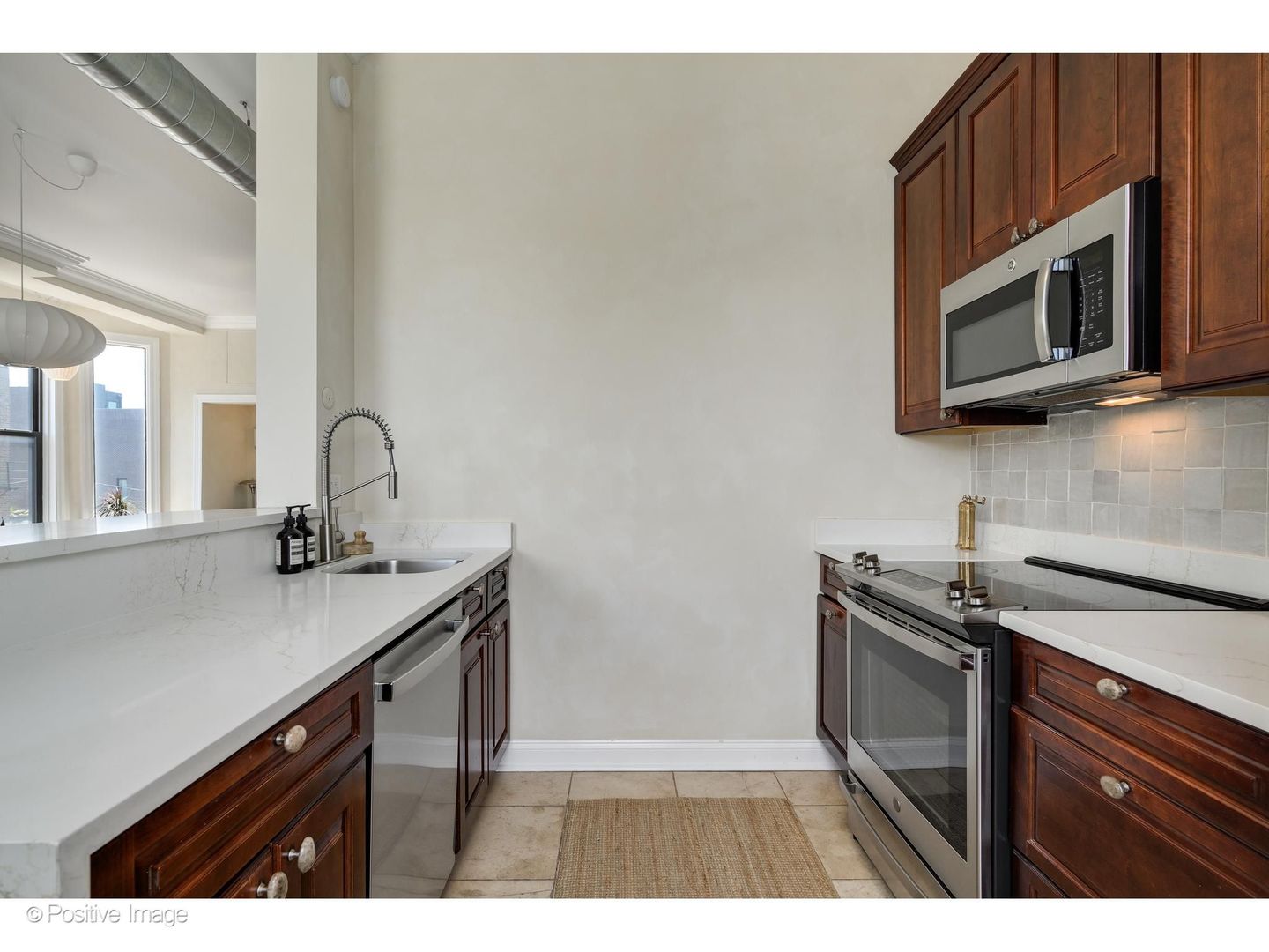 1135 W Webster Avenue 3 Property Photo 10