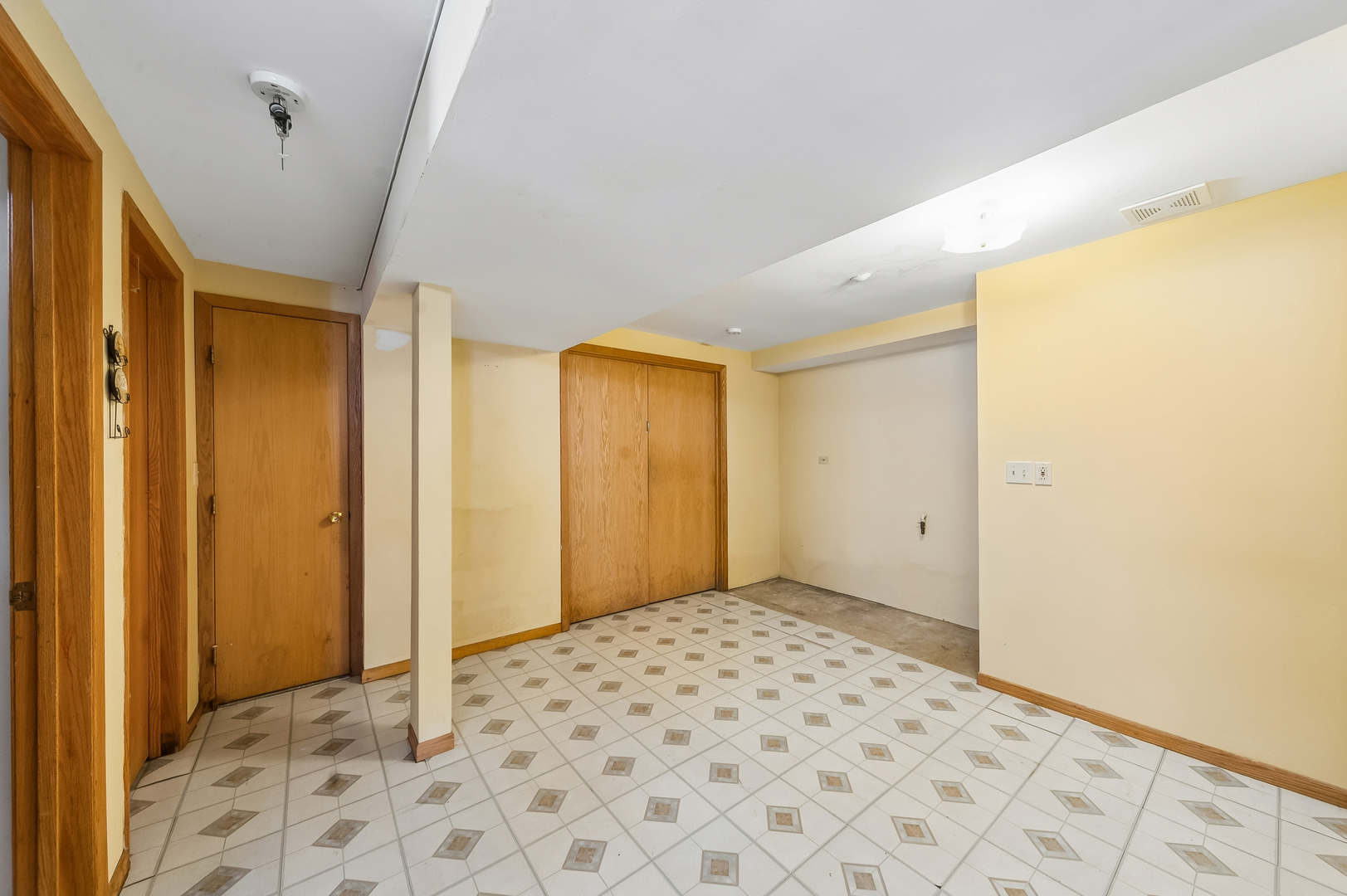 7017 W Jarvis Avenue Property Photo 17