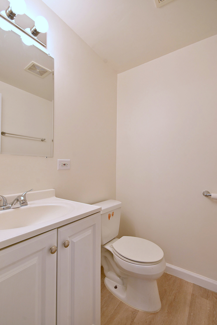 600 S York Street 2b Property Photo 17