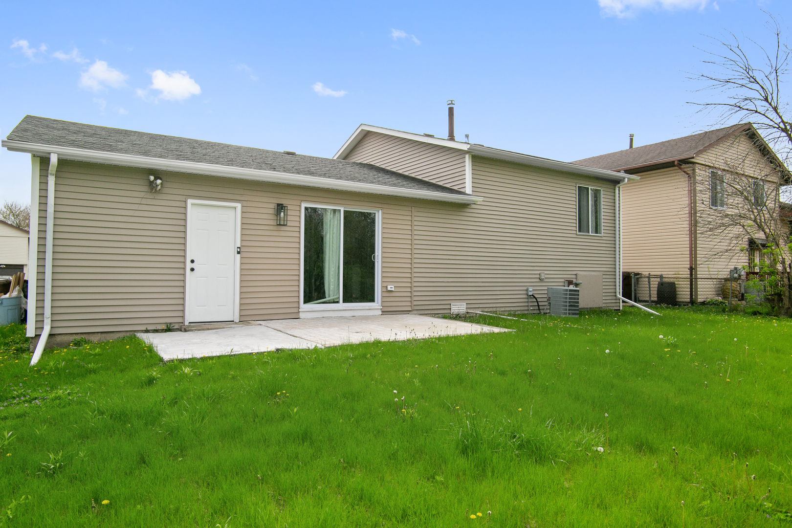 18200 Fountainbleau Drive Property Photo 2