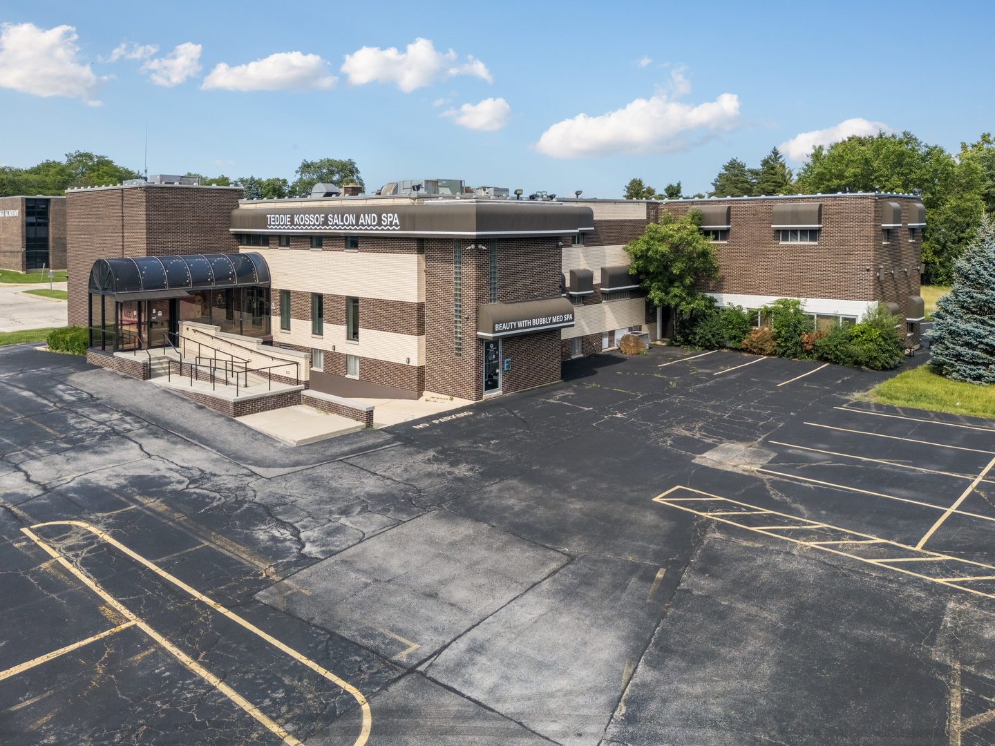 281 Waukegan Road Property Photo 4