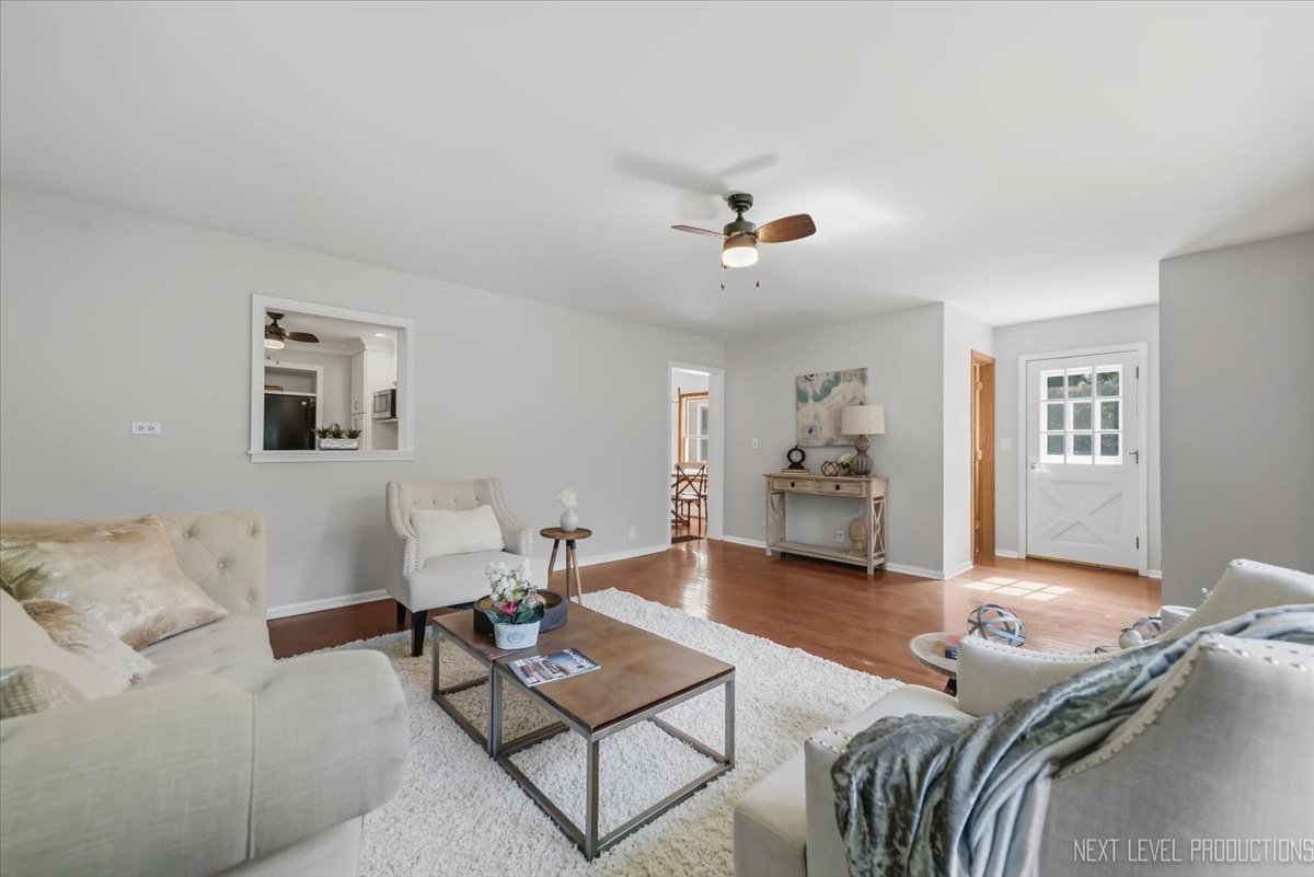 32w183 Glos Street Property Photo 6