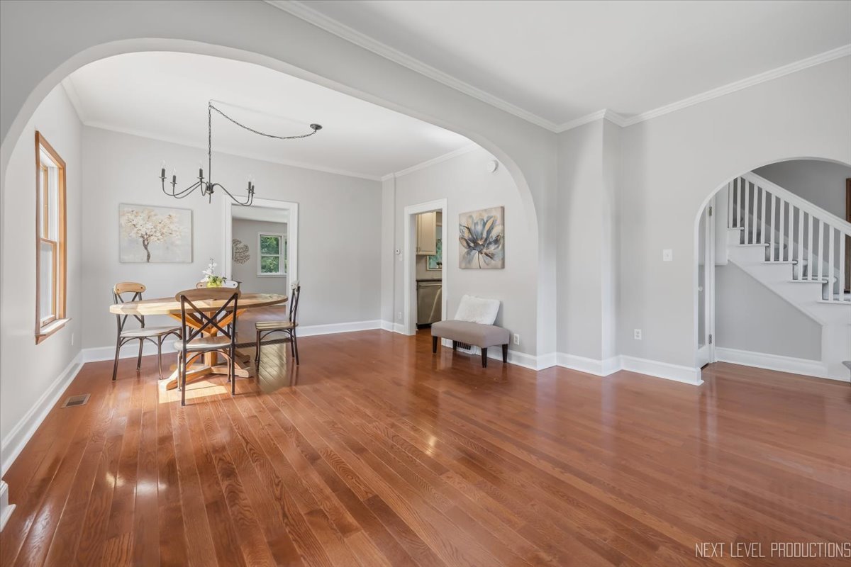 32w183 Glos Street Property Photo 8