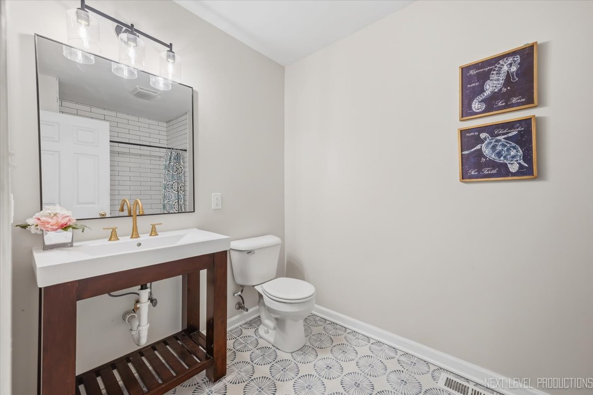 32w183 Glos Street Property Photo 13