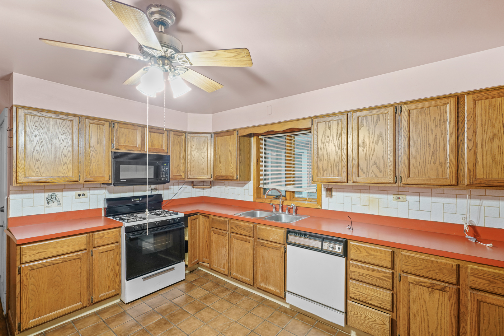 3239 Cuyler Avenue Property Photo 9