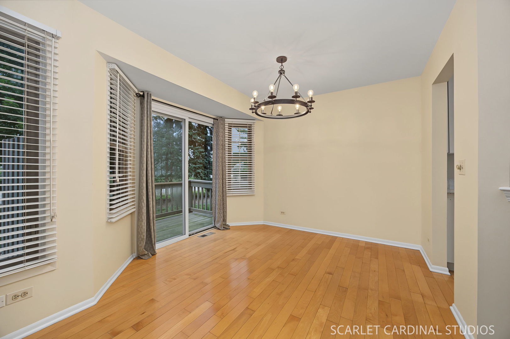 27w194 Emerson Court Property Photo 6
