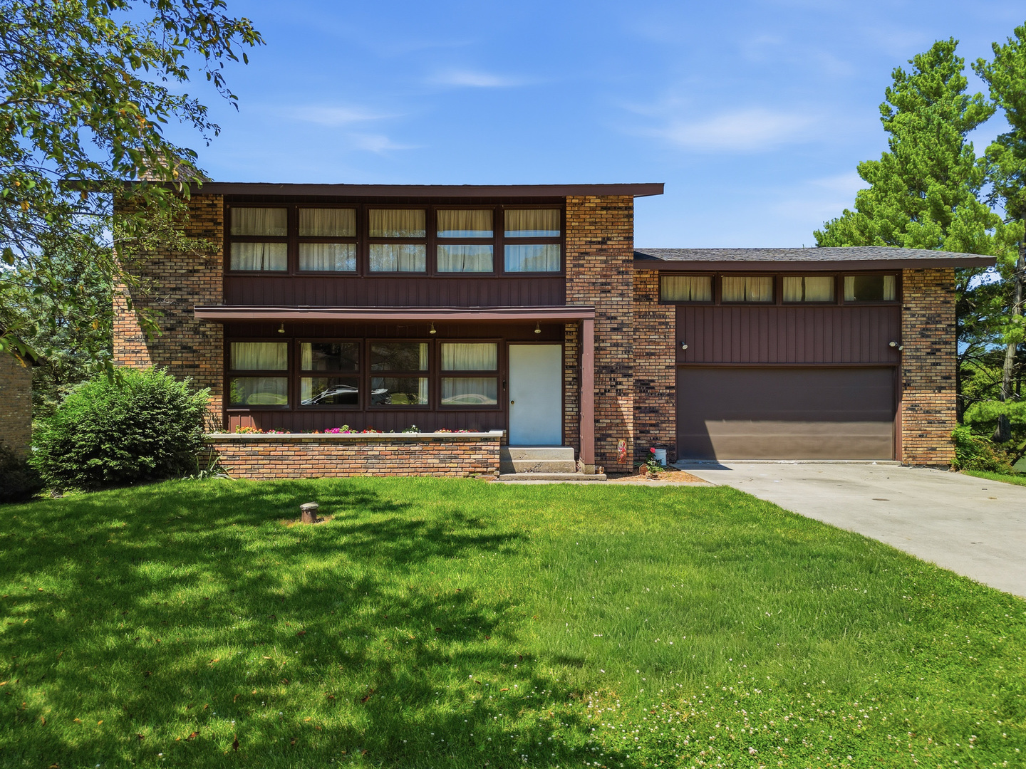 15721 Lakeside Drive Property Photo 2
