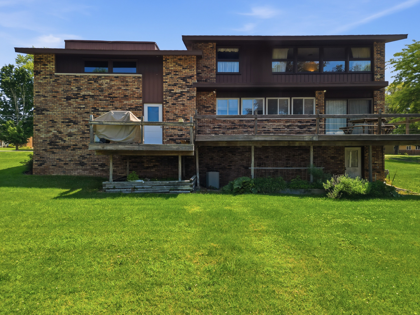 15721 Lakeside Drive Property Photo 3