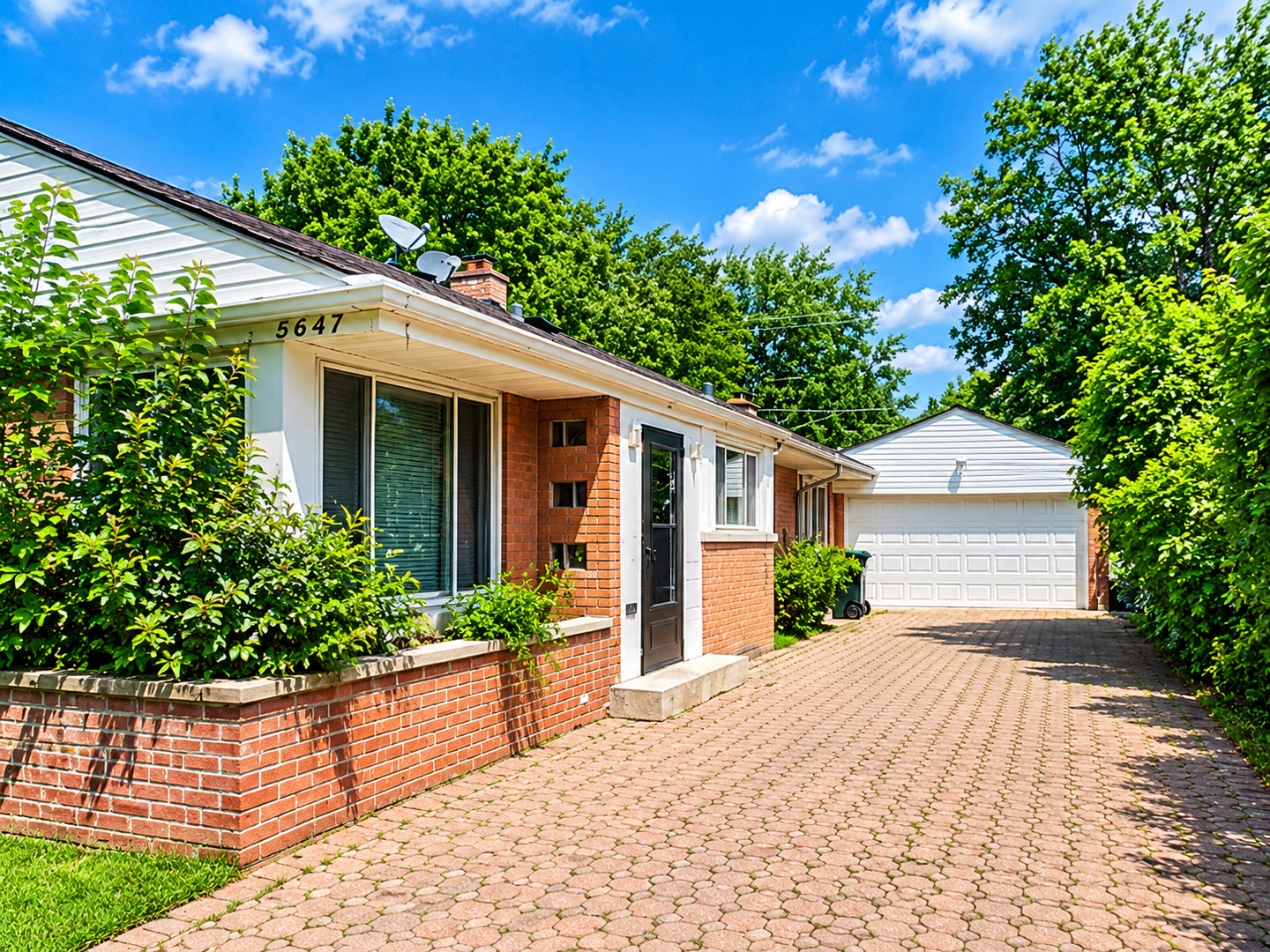 6647 N Lawndale Avenue Property Photo 1
